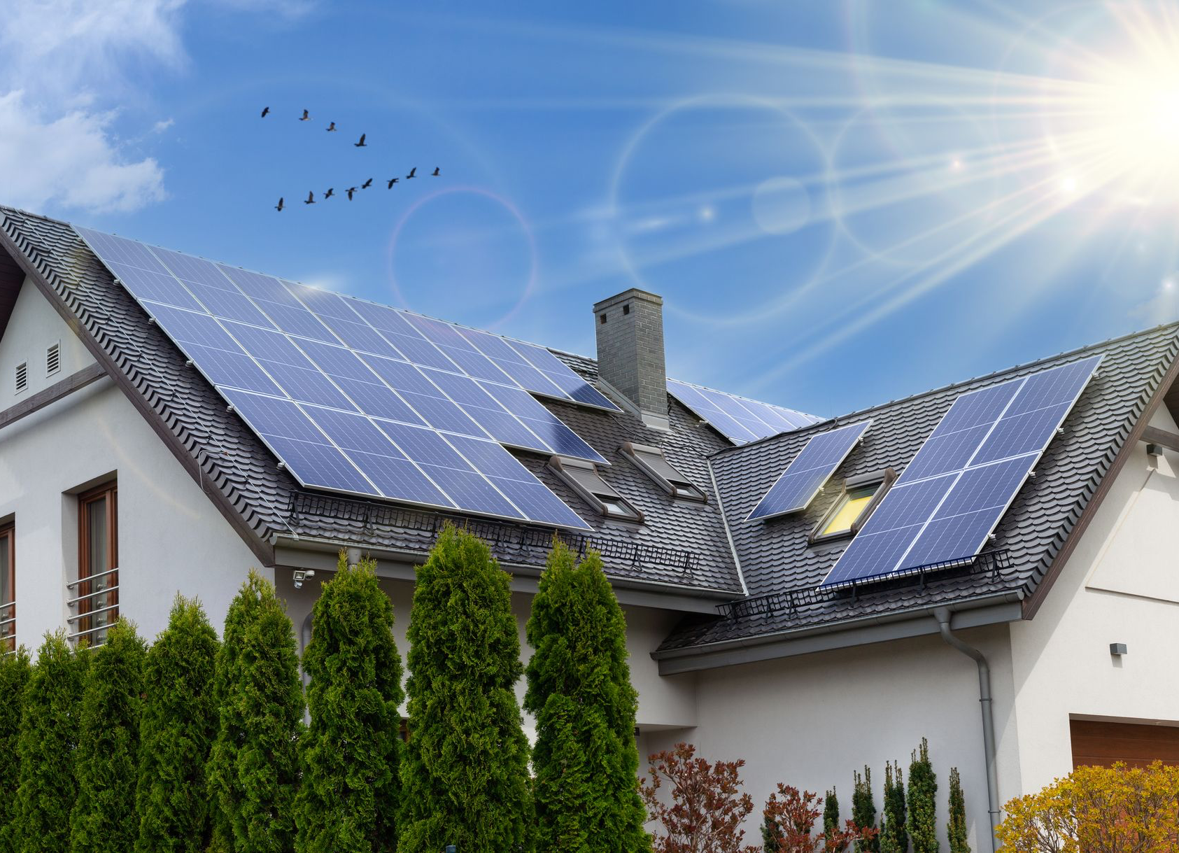 Maison équipée de panneau solaire qui produit du surplus photovoltaïque