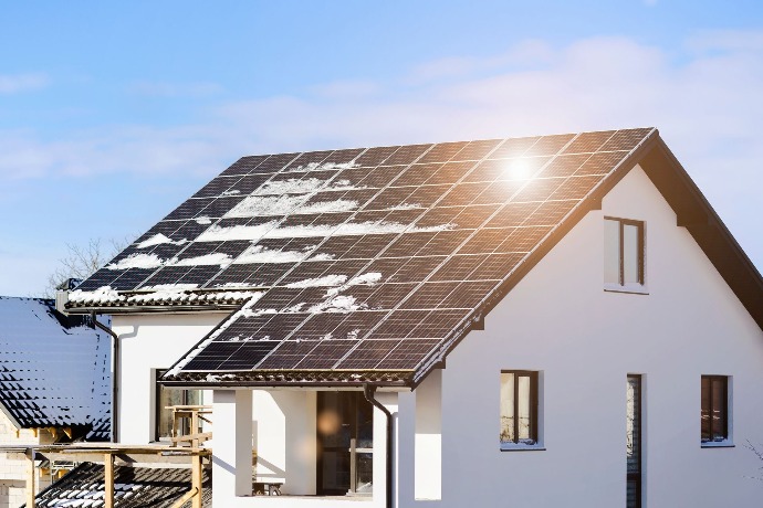 Maison équipée de panneau solaire qui produit du surplus photovoltaïque