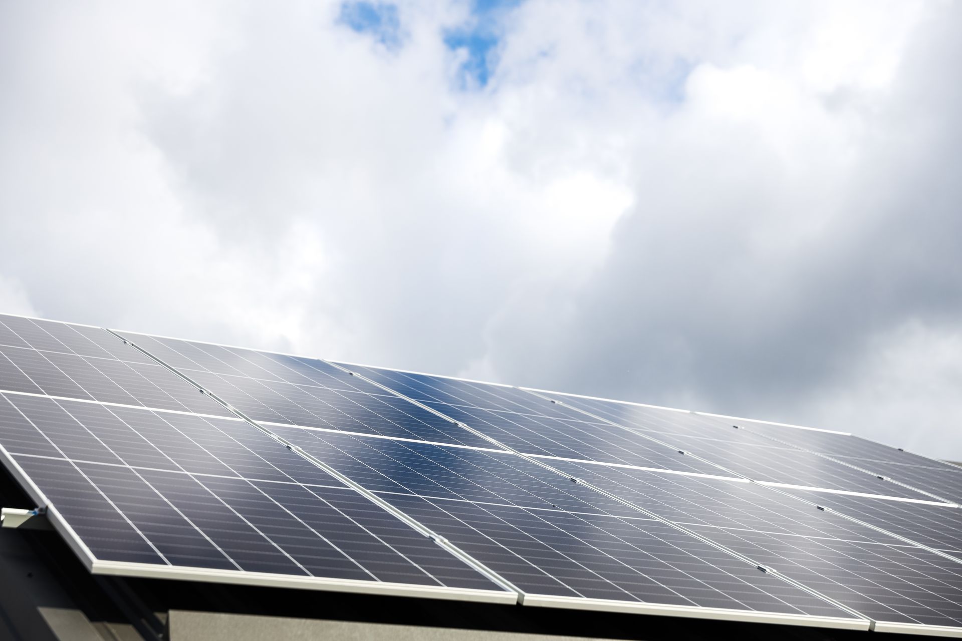 Panneaux photovoltaïques produisant de l’électricité solaire et générant un surplus d’énergie